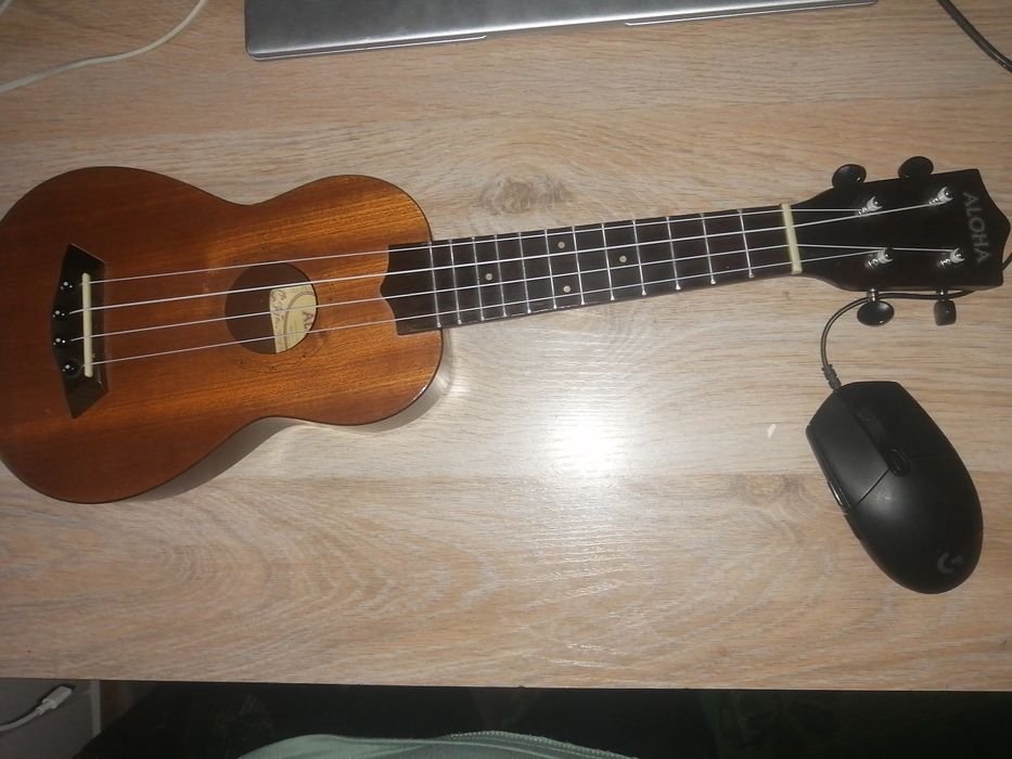 Продам укулеле за 7