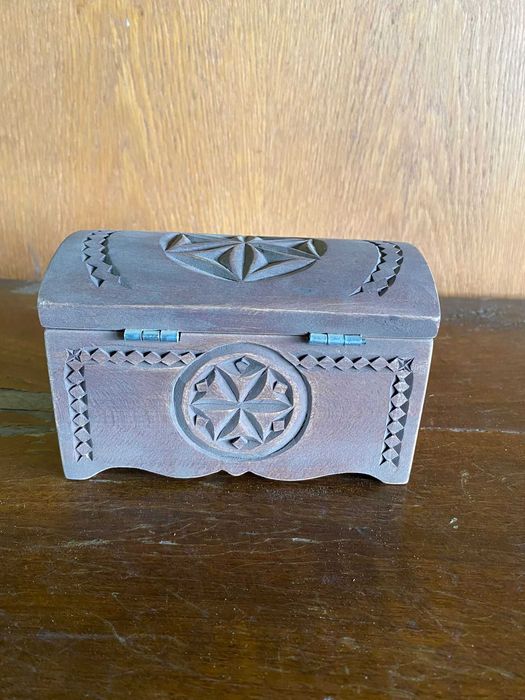 Cos impletit, covata, matura paie, icoane pe piatra si cruce lemn