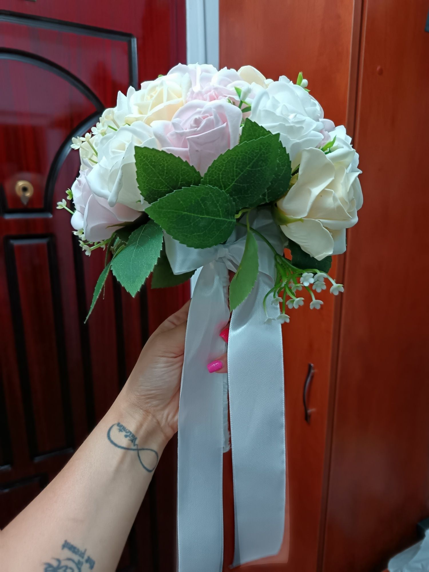 Vând rochie mireasa buchet fe mireasa și doua pahare miresuca si nasa