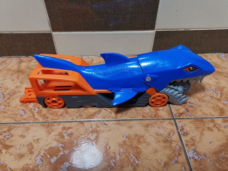 Vând mașină Hot Wheels Shark