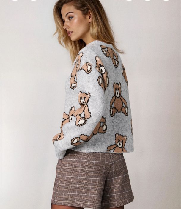 Пуловер с десен мече