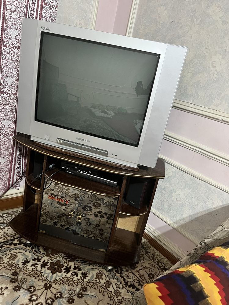 Телевизор с подставкой , большой в хорошем состоянии, цветность супер
