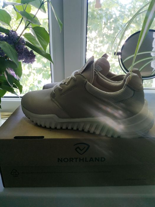 Кроссовки женские