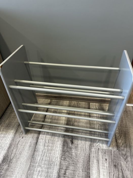 Етажерка за играчки