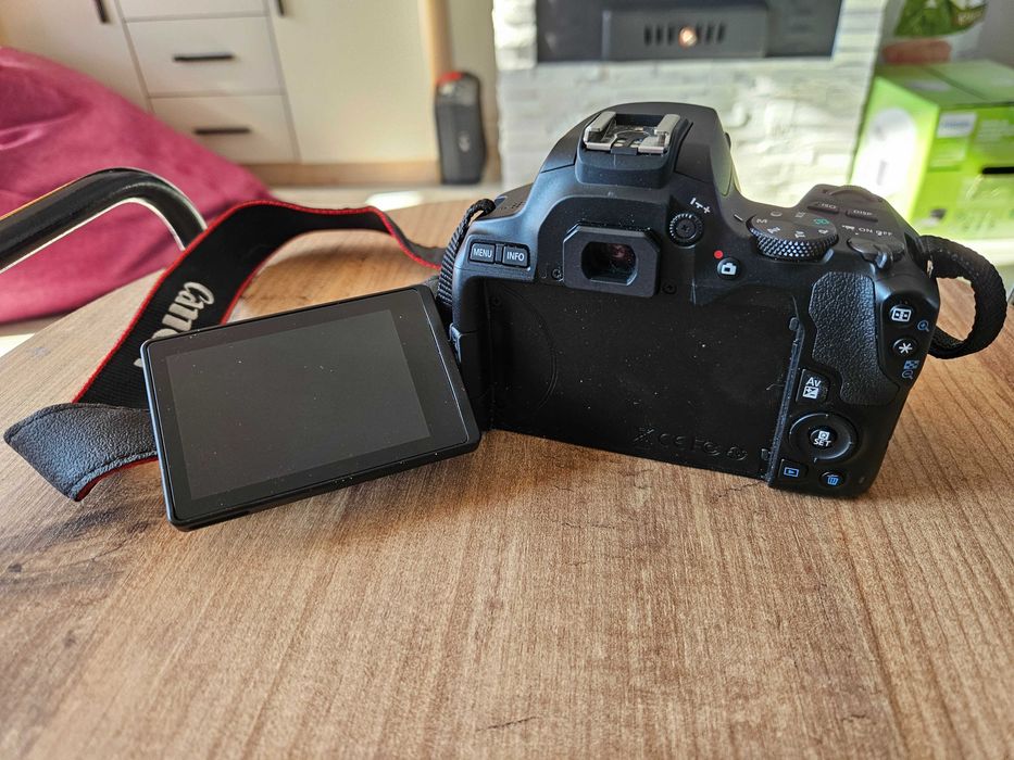 Фотоапарат Canon EOS250D + обектив 18-55mm f/4-5.6