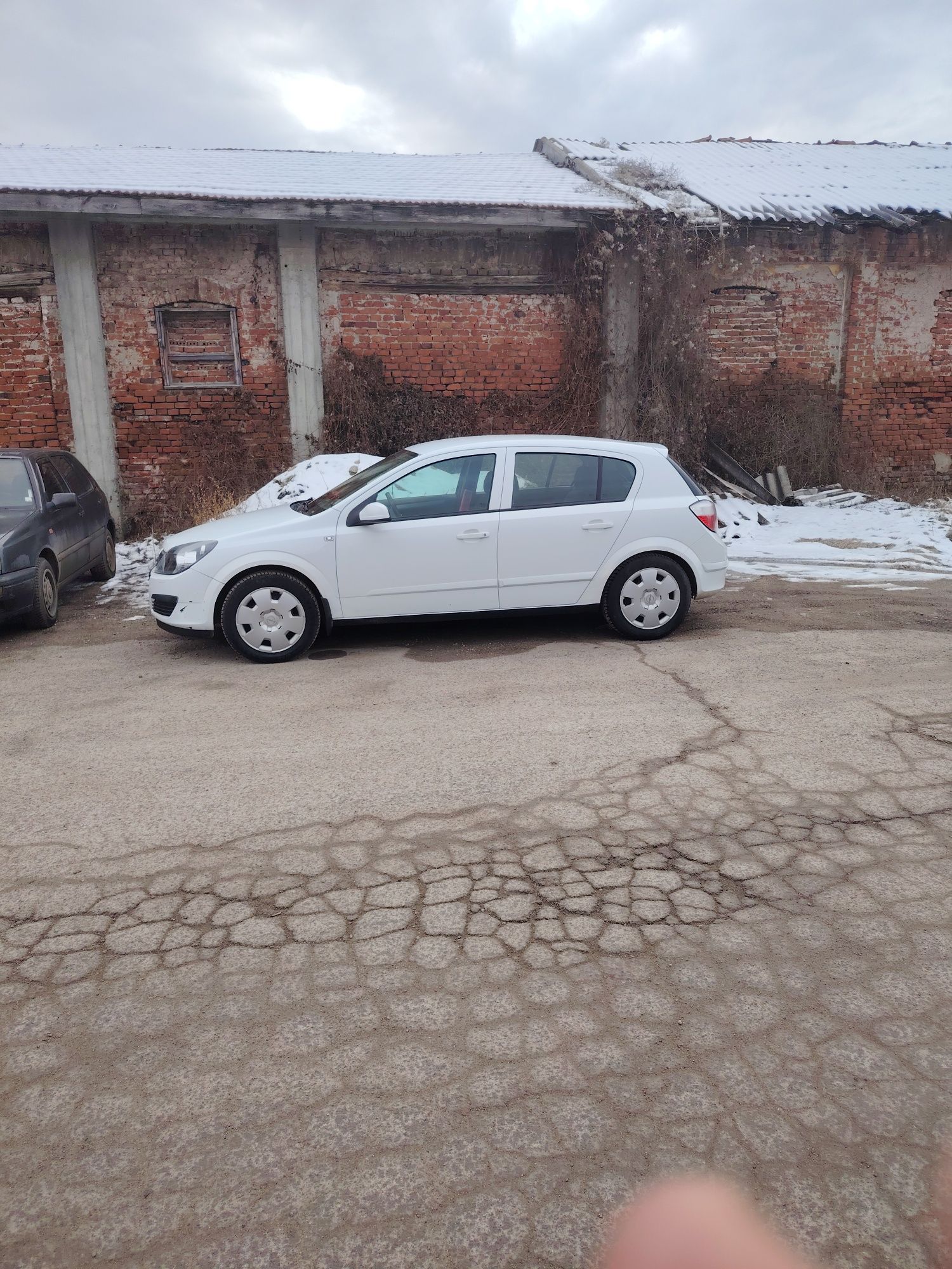 Опел Астра 2010г.Сменен съеденител, свещи. Нови гуми. 165000км.
