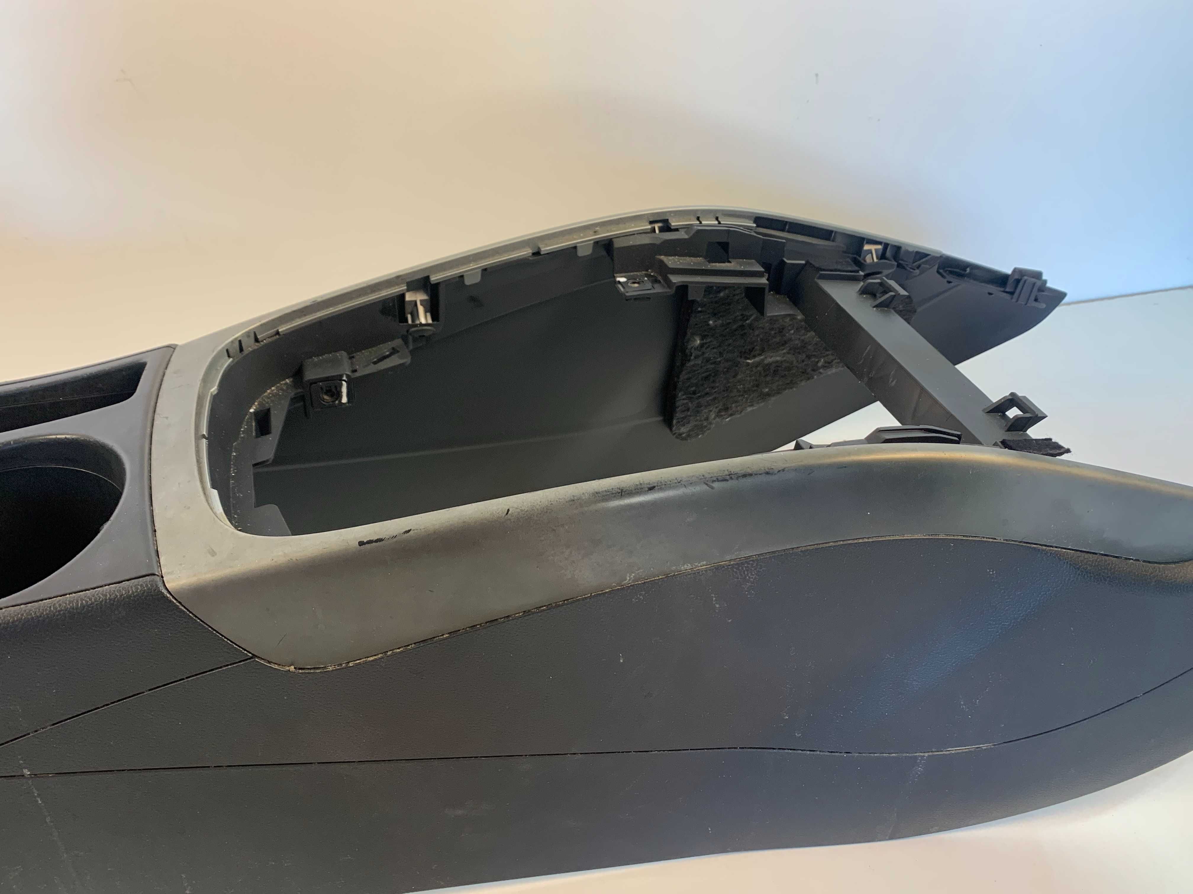 Подлакътник Аudi A5 (08-12)г. 8K0864981