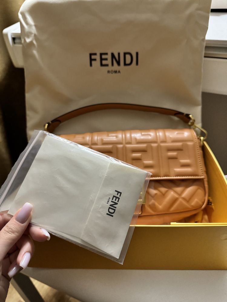 Новая сумка Fendi Baguette