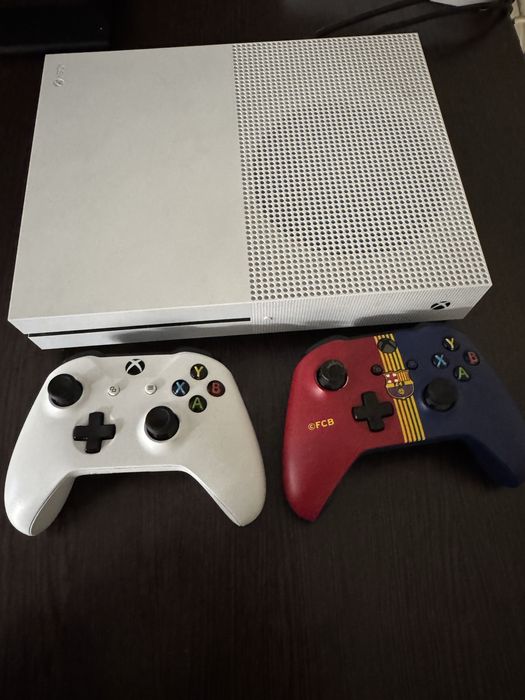 Продаю Xbox One S по хорошей цене!