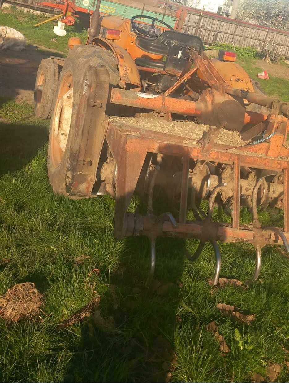 Vând tractor Fiat 450