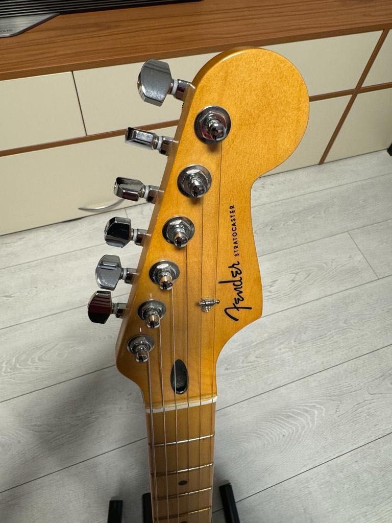 Chitară electrică Fender Stratocaster + stativ + husă + cablu + corzi