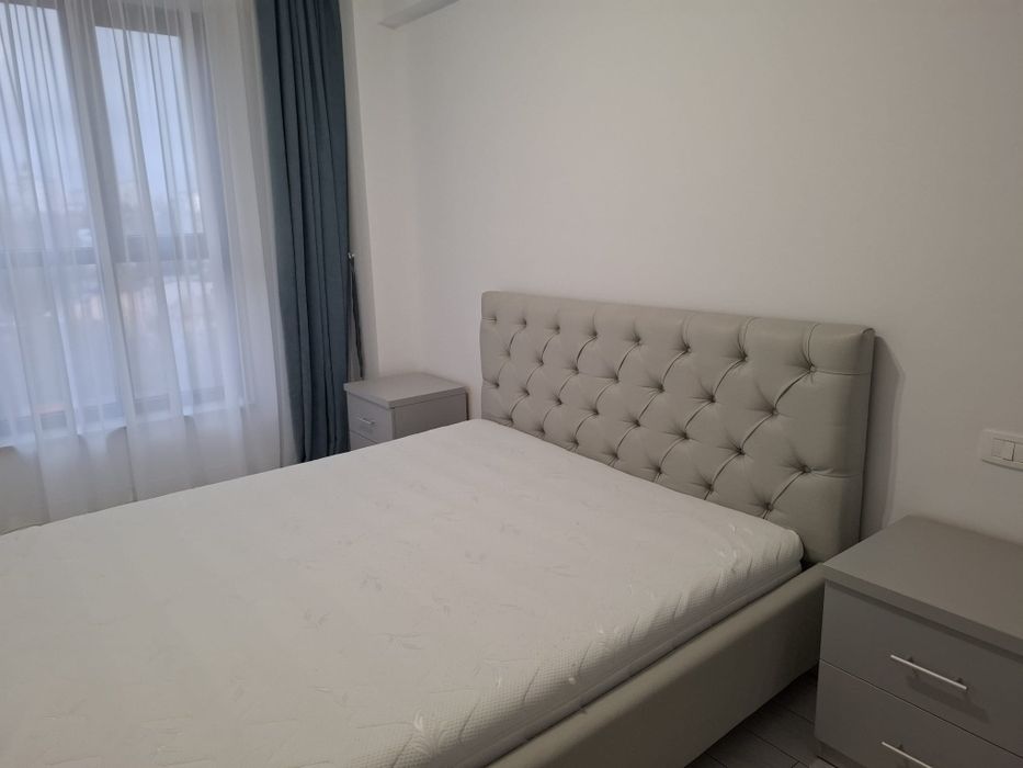 Vând apartament cu trei camere în bloc nou mobilat si utilat