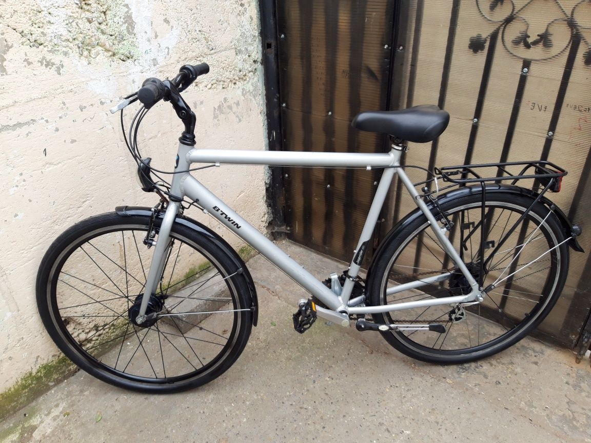 Bicicleta B.TWIN roți pe 28 cu 24 de viteze cu dinam pe fața din alumi