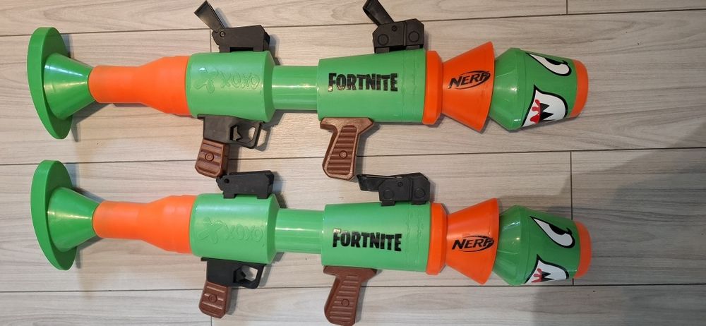 Troler, skateboard si Fortnite gun/pistol