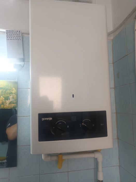Boiler 10 l Ariston si vaiant incalziror pe gaze apa calda Gorenie