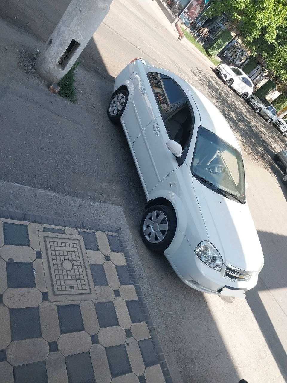 Chevrolet Lacetti 1.8 sotiladi