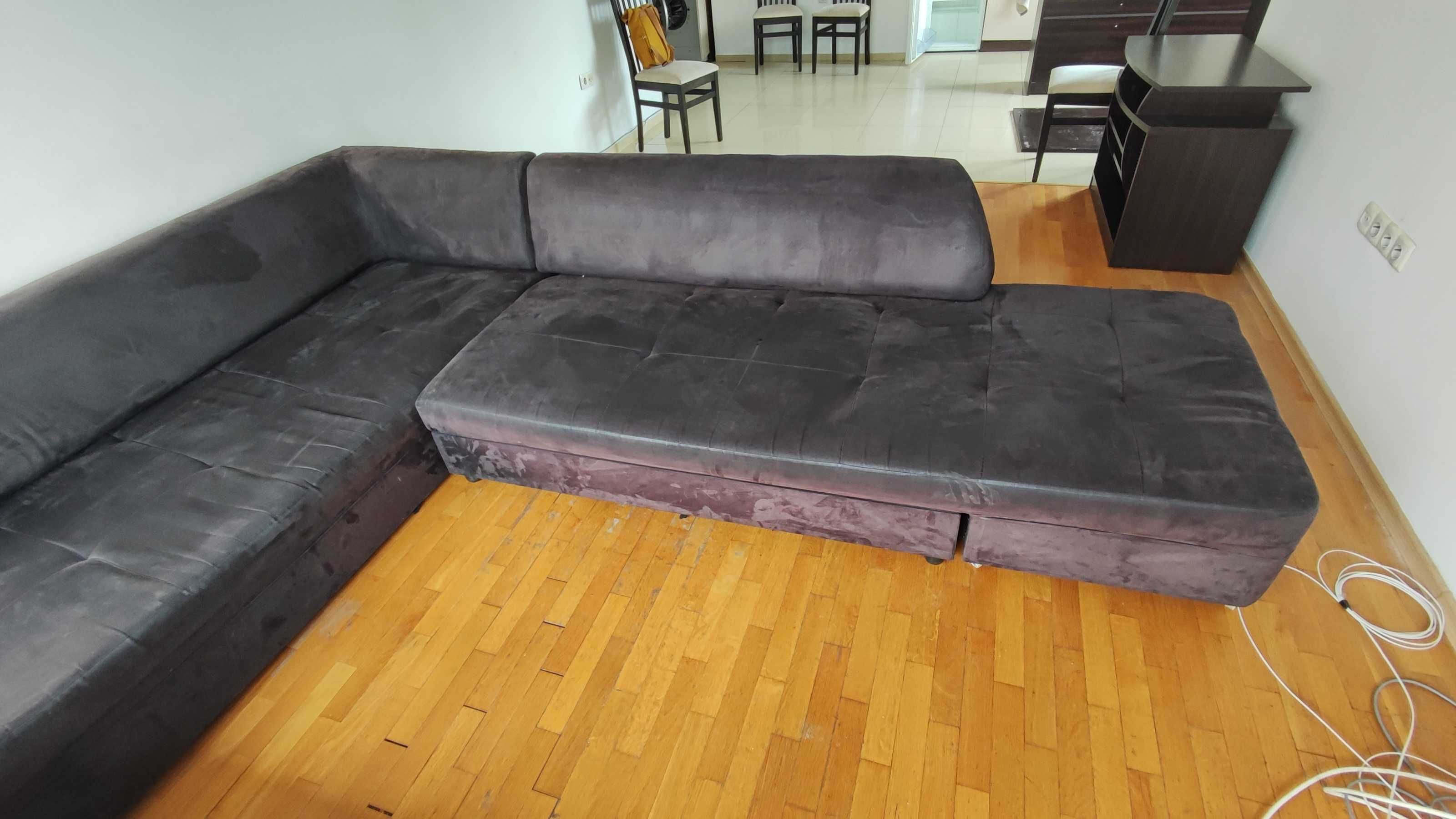 Запазен голям ъглов диван