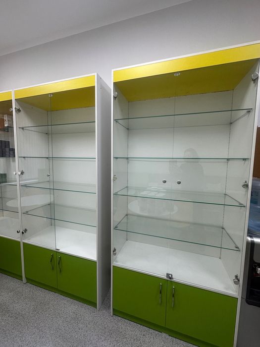 Витрина стеклянная с подсветкой