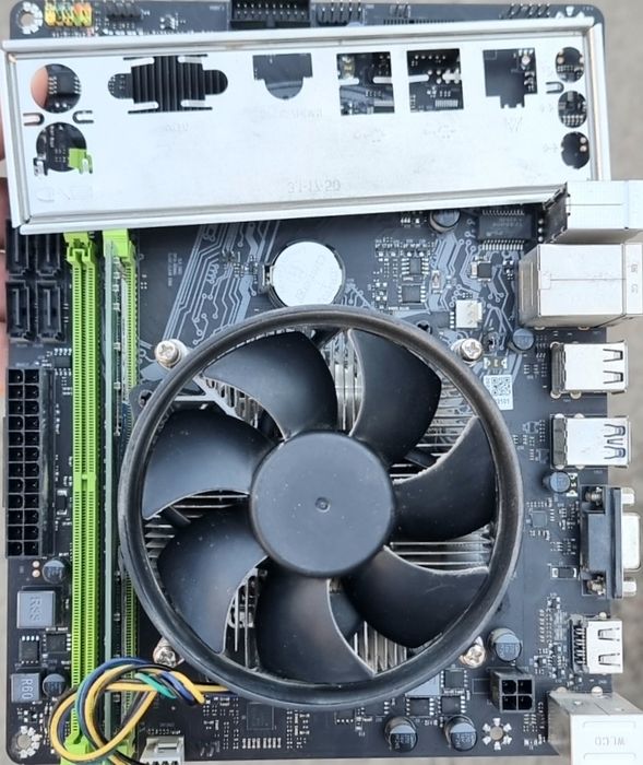 microATX H310 core i5 9400 Azu 8gb srochna sotiladi