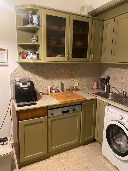 Кухня - дърво - фурна и вграден хладилник