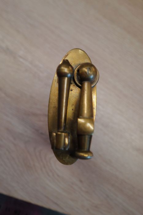 Brichete de colectie Thorens si bricheta de masa
1930 Alama piele