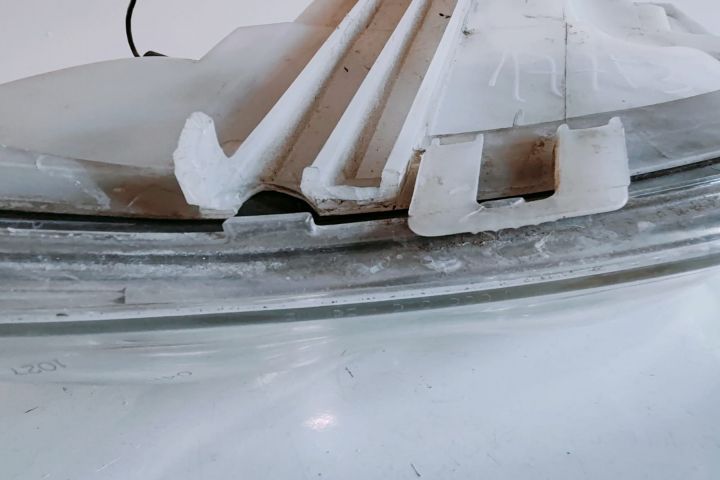 Far dreapta (cleme rupte) 0301169202 Smart Fortwo prima generatie (fa