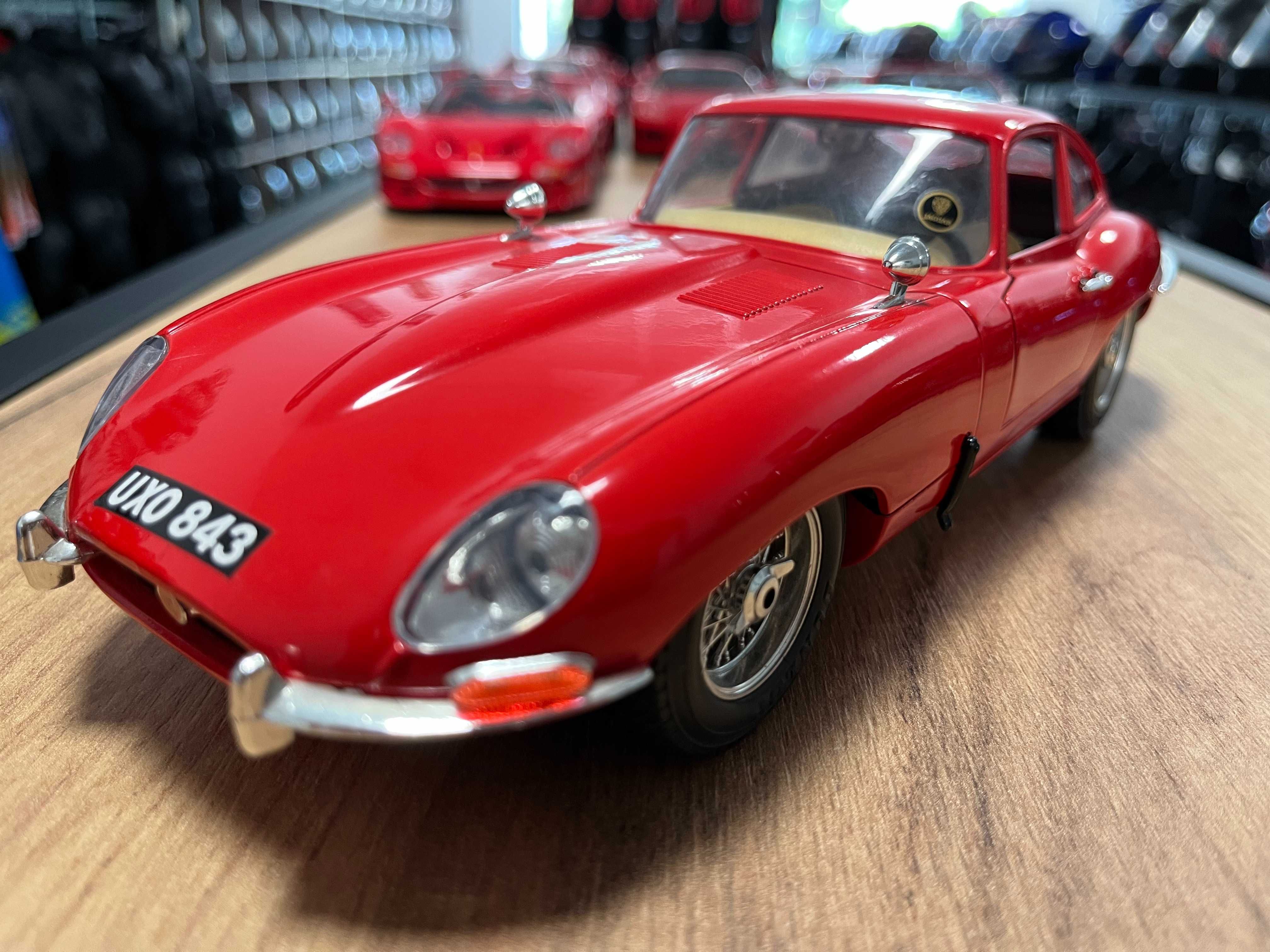 BBURAGO метална колекционерска количка модел JAGUAR E-TYPE COUPE  1:18