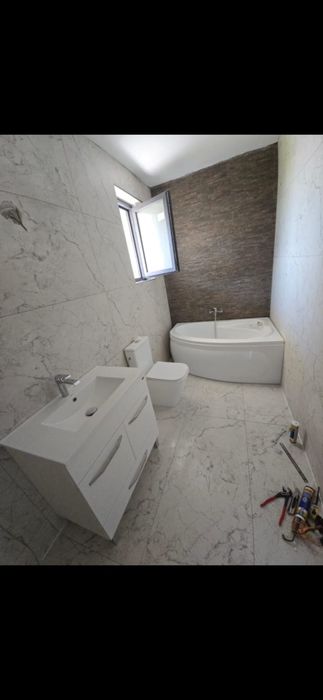 Execut lucrari in amenajari interioare si exterioare .