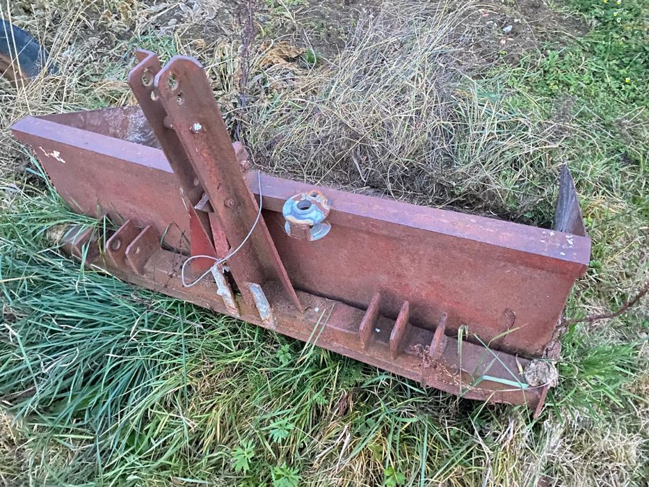 Vand tractor cu plug plus alte piese