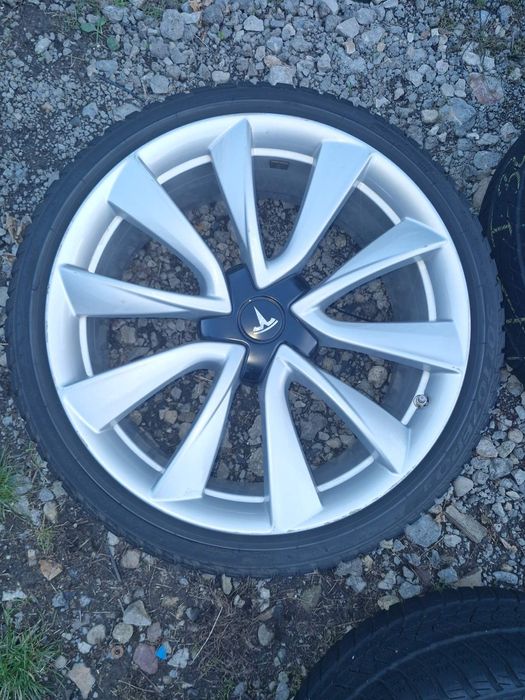 Джанти с гуми за Tesla Model 3 20 цола