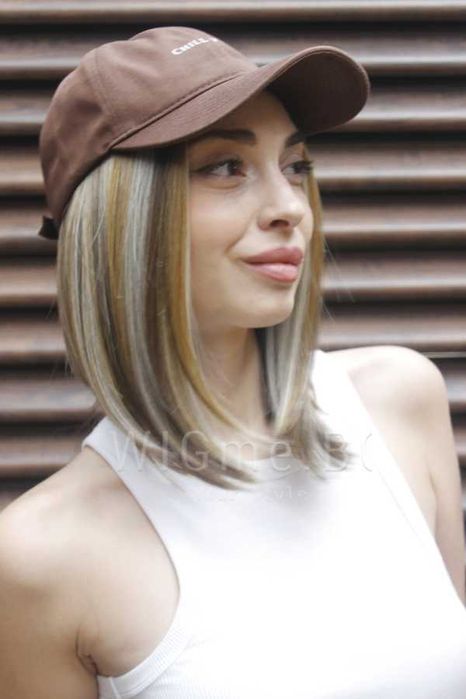 Късо каре с тъмни корени на руси кичури Рут