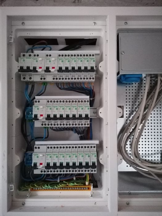 Electrician, instalații electrice