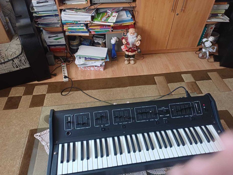 Vand un sintetizator rusesc   TOM 1501model  personalizat