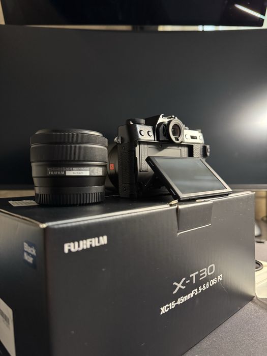 Fujifilm XT-30 I + Obiective 15-45 f3.5 + Vitrox 56mm F1.4 + accesorii