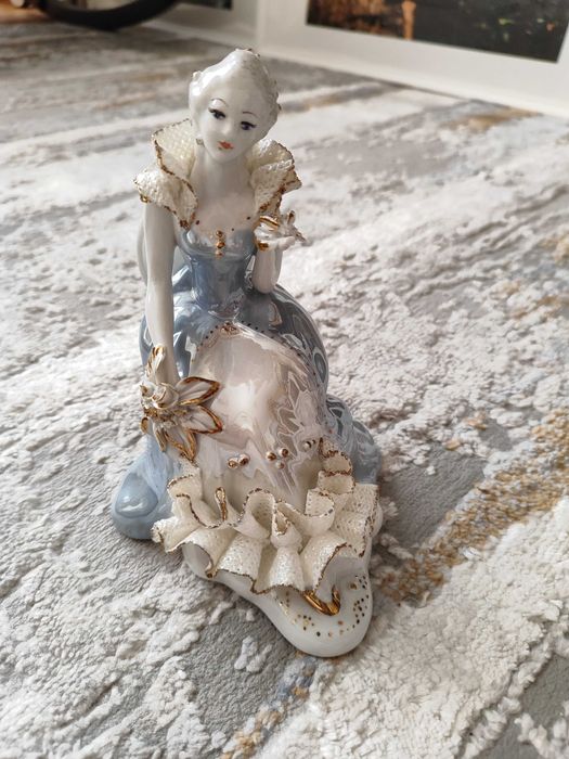 Bibelou de porțelan, balerina cu rochie dantelata, vintage