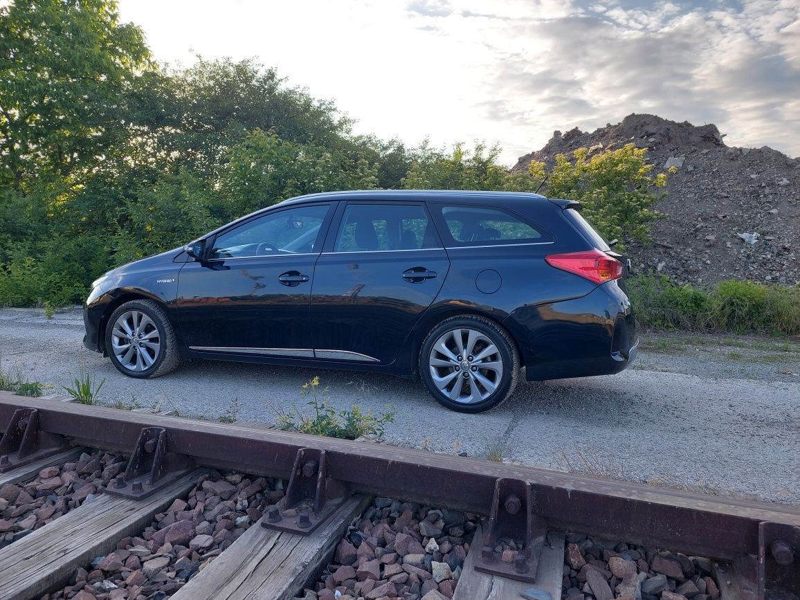 Toyota Auris Combi Hybrid 2013