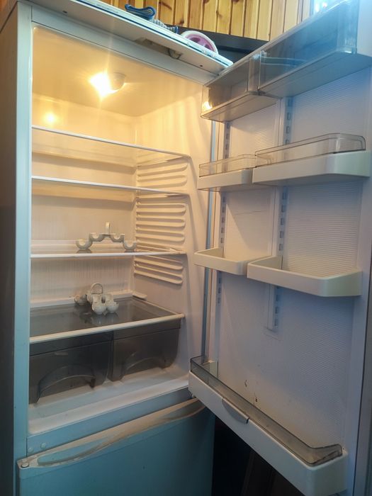Продам рабочий высокий холодильник.