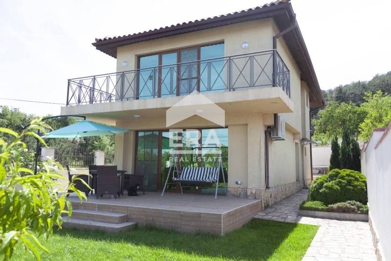 Двуетажна обзаведена къща за продажба, с красиво аранжиран двор и две