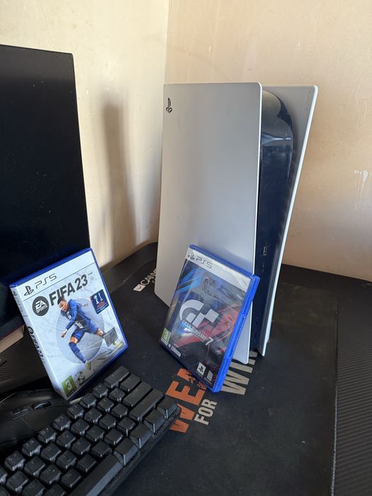 PlayStation 5 + две игри ( Grand Torismo 7 , FIFA 23