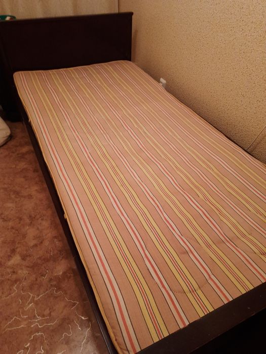 Продам деревянную кровать , с матрасом