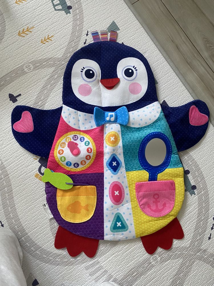 Активно килимче малко пингвинче