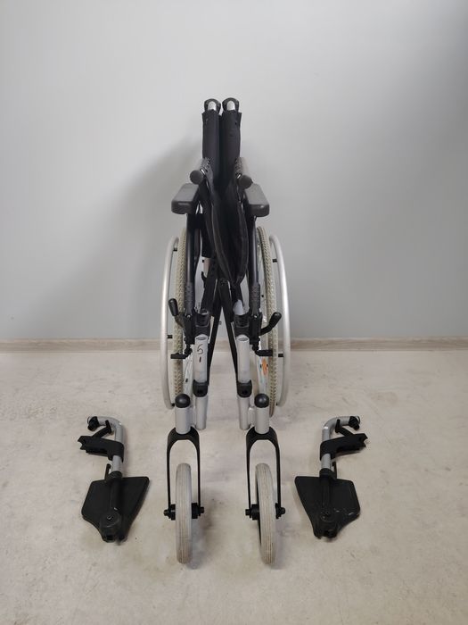 Carucior cu rotile/Fotoliu rulant  pentru persoane cu handicap.051