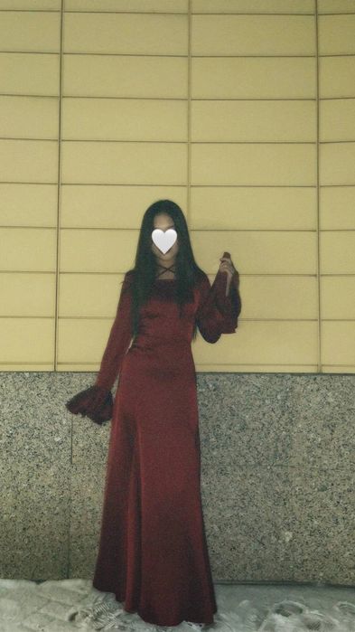 Бордово-атластное, длинное платье