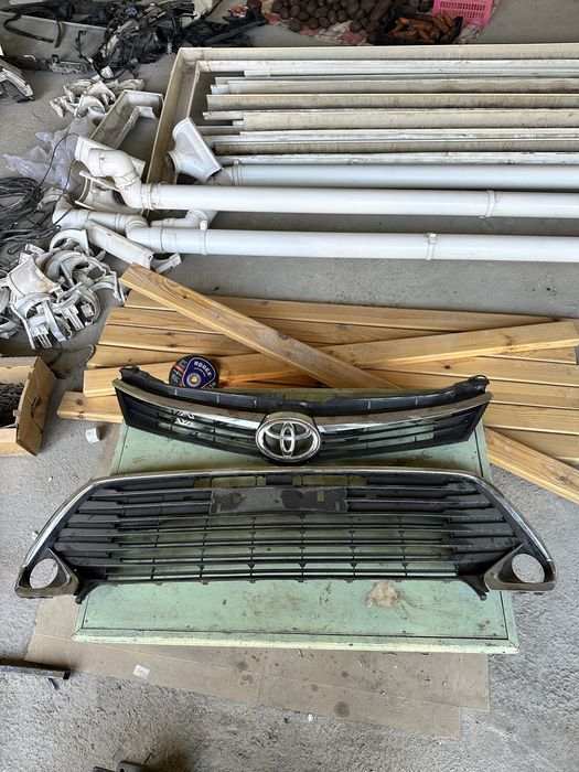 в хорошем состояние радной от камри 55 решетки