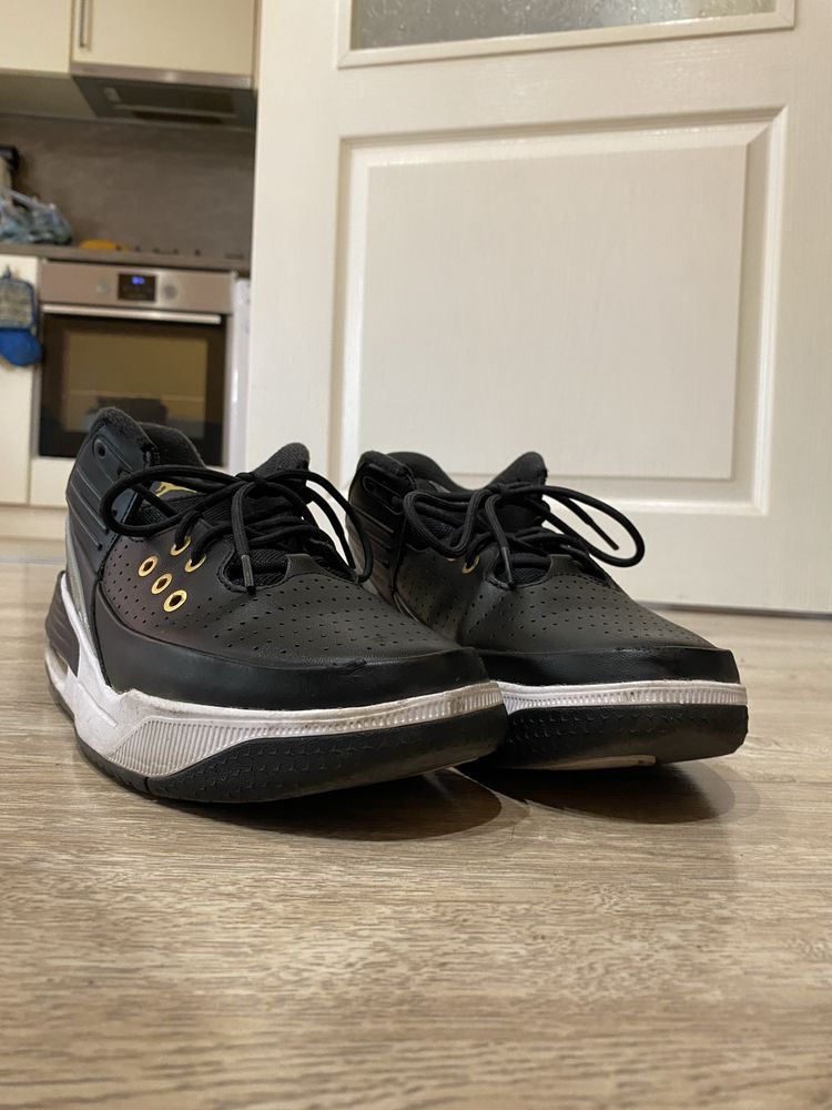 Nike Air Jordan (черно със златисто)