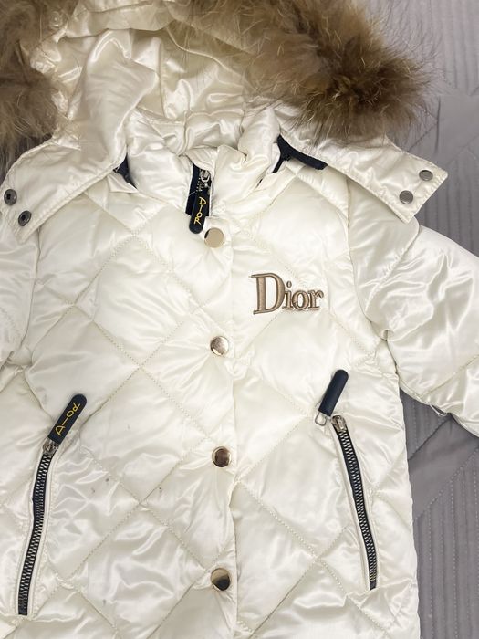 Продам детскую куртку Диор