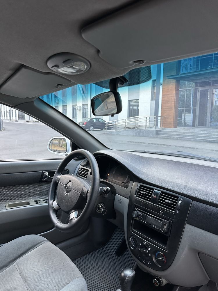 Lacetti 1.8 sotiladi srochna