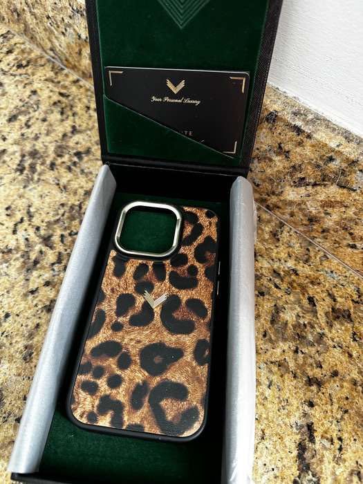 Vând huse Velante IPhone 14 Pro ambele 500 lei.