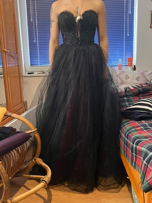 Бална рокля с корсет  ( черна -бурдо )