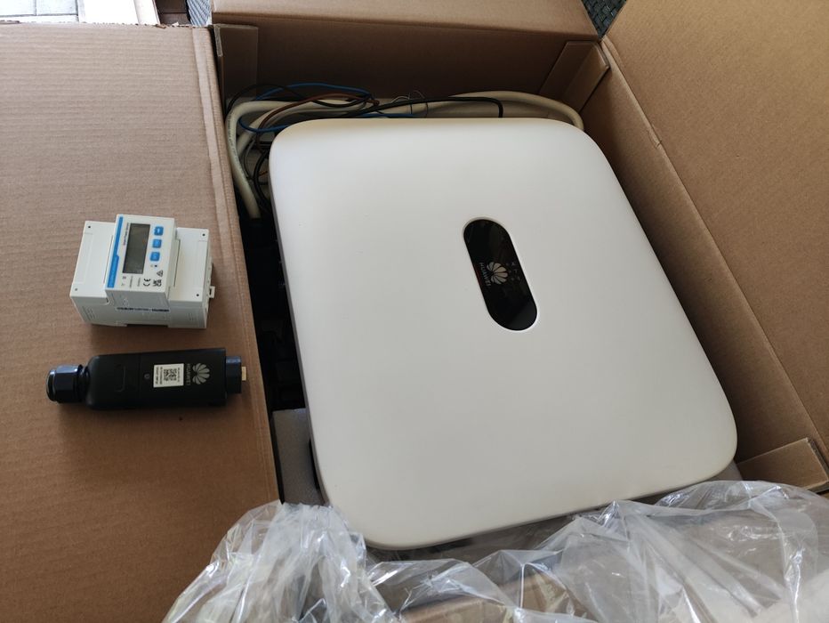 Invertor Huawei hibrid trifazat 5kw